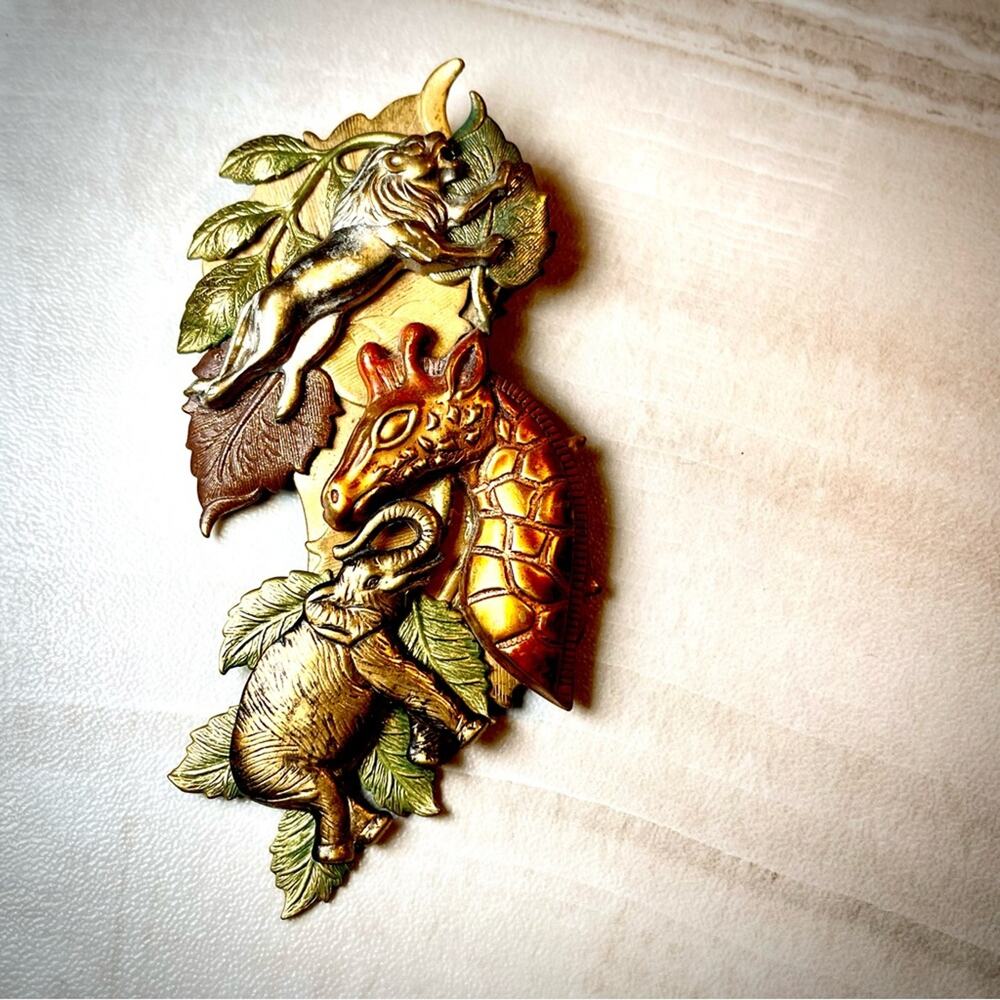 Vtg. Wildlife Lion, Giraffe, and Elephant Brooch Pin Africa Asia Grasslands Zoo